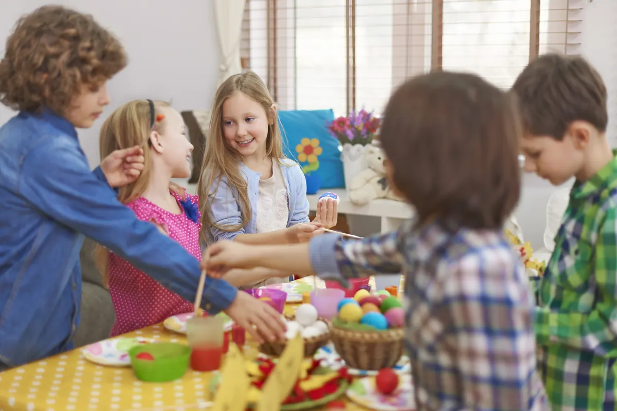 Các bé cùng chơi và học tại Hope Kids